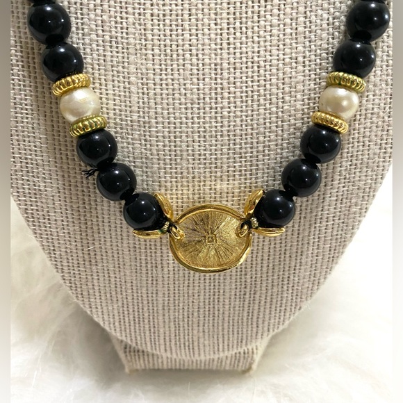 Avon Black Bead Faux Pearl Bead Necklace Vintage Classic Preppy Retro Elegant - Picture 3 of 8